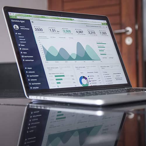 Ordinateur avec ERP sur l'écran